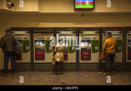 Reisende kaufen Tickets im Zug Ticket-Automaten an der Grand Central Station in New York City. Stockfoto