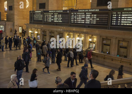 Reisende kaufen Bahntickets im Grand Central Terminal in New York City. Stockfoto