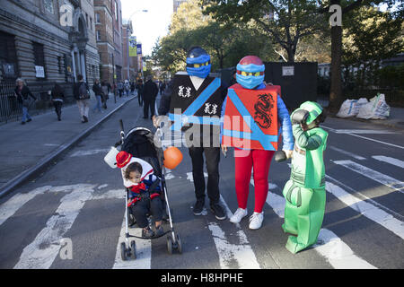 Eltern und Kinder haben eine ebenso gute Zeit bei der jährlichen Washington Square-Halloween-Parade in Greenwich Village, New York City. Stockfoto