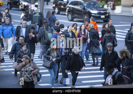 Die Zebrastreifen auf der 42nd Street und 5th Avenue sind mit Fußgänger gehen hier und da immer verstopft. NEW YORK CITY. Stockfoto