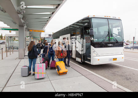 Touristen, die einen Bus, Manhattan, Newark Flughafen New Jersey, New York, Vereinigte Staaten von Amerika. Stockfoto