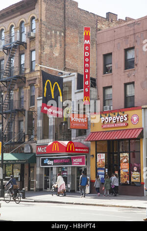 Fast Food-Restaurants sind überall in urbanen Amerika allgegenwärtig. Die Innenstadt von Brooklyn, NY. Stockfoto