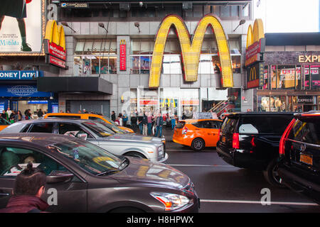 MC Donalds Restaurant Times Square, New York City, Vereinigte Staaten von Amerika. Stockfoto