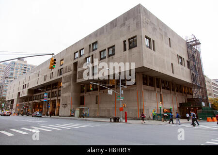 Am Fashion Institute of Technology (FIT) und dem Goodman-Center, 7th Avenue, New York City, Vereinigte Staaten von Amerika. Stockfoto