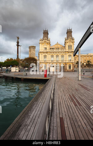 Spanien, Barcelona, Rambla de Mar Gehweg über Port Vell, alten Zollgebäude und Columbus Monument Stockfoto