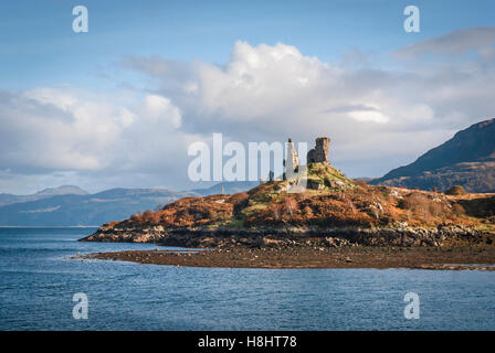 Ein Landschaftsbild von den Resten des Schlosses Maol, genommen von Kyleakin Hafen, Isle Of Skye, Schottland Stockfoto