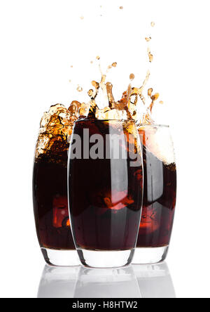 Brille von Cola mit Splash und Eiswürfeln auf weißem Hintergrund Stockfoto