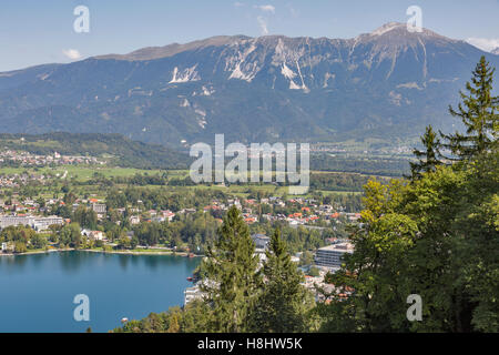 Bleder See mit Bergkette der Karawanken in Slowenien Oberkrain Stockfoto