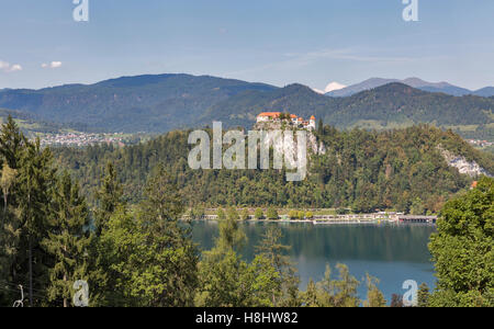 Burg von Bled mit Blick auf den See von Bled in Slowenien. Einer der malerischen Orte der Nation. Stockfoto