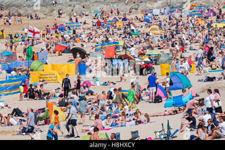 Ein typischer Sommertag am Fistral Beach in Newquay, Cornwall, England, UK Stockfoto