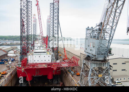 ein Meer-Buchse im Trockendock bei Pendennis Shipyard, Falmouth, Cornwall, England, UK Stockfoto