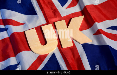 UK-Alphabete mit Großbritannien Flagge im Hintergrund. Stockfoto