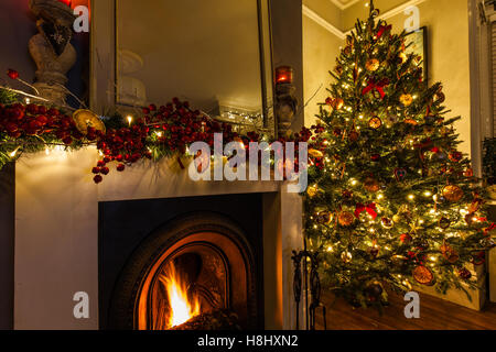 Schöne und zauberhafte Weihnachten Dekorationen. Viele der Weihnachtsbeleuchtung. Festliche Zeit Stockfoto