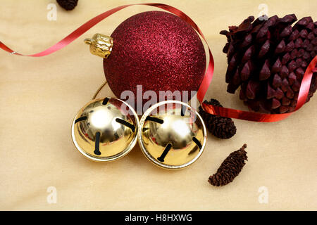 Weihnachten-Objekte, Kiefer-Kugeln und Band auf goldenem Hintergrund. Stockfoto