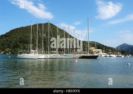 Nidri, Griechenland, 11. Mai 2013: Landschaft mit blauen Hafen, grüne Küste und Yachten im Ionischen Meer, Griechenland. Stockfoto