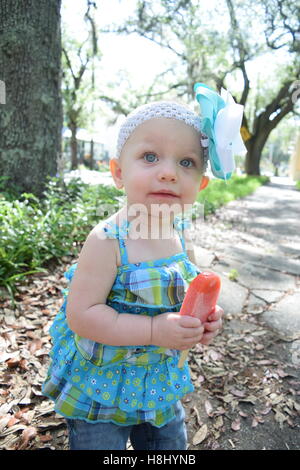 Eis am Stiel und Kinder an einem sonnigen Tag. Stockfoto