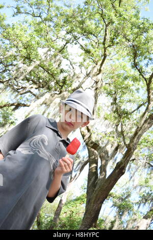 Eis am Stiel und Kinder an einem sonnigen Tag. Stockfoto