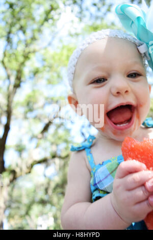 Eis am Stiel und Kinder an einem sonnigen Tag. Stockfoto