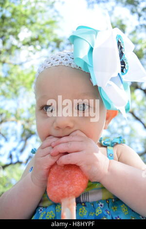 Eis am Stiel und Kinder an einem sonnigen Tag. Stockfoto