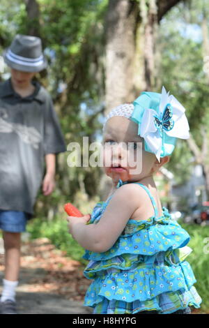 Eis am Stiel und Kinder an einem sonnigen Tag. Stockfoto