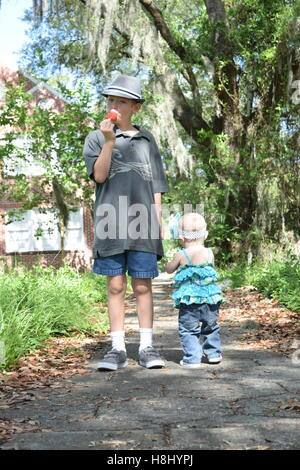 Eis am Stiel und Kinder an einem sonnigen Tag. Stockfoto