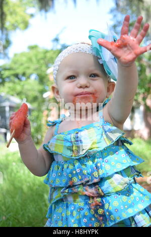 Eis am Stiel und Kinder an einem sonnigen Tag. Stockfoto