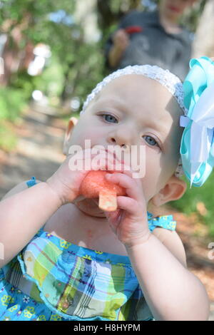 Eis am Stiel und Kinder an einem sonnigen Tag. Stockfoto