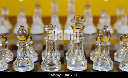 Glas-Schach Stücke-Setup an Bord mit Schwerpunkt in der Nähe von Side Stockfoto