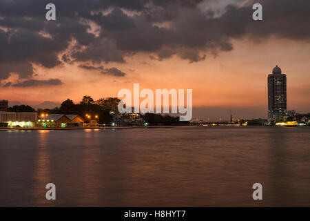 Sonnenuntergang auf dem Chao Phraya River in Bangkok, Thailand Stockfoto