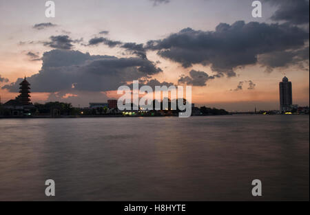 Sonnenuntergang auf dem Chao Phraya River in Bangkok, Thailand Stockfoto