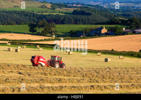 Blick auf Traktor und Ackerland von Roseberry Topping North Yorkshire England Stockfoto
