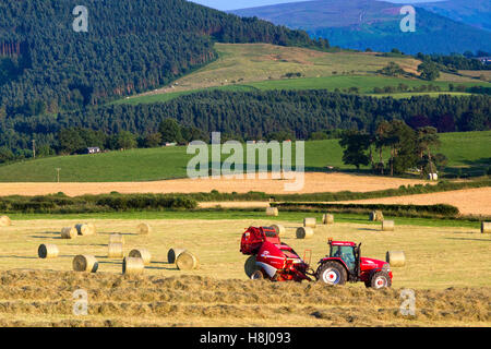 Blick auf Traktor und Ackerland von Roseberry Topping North Yorkshire England Stockfoto