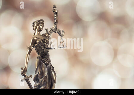 Statue der Gerechtigkeit auf Bokeh Hintergrund Stockfoto
