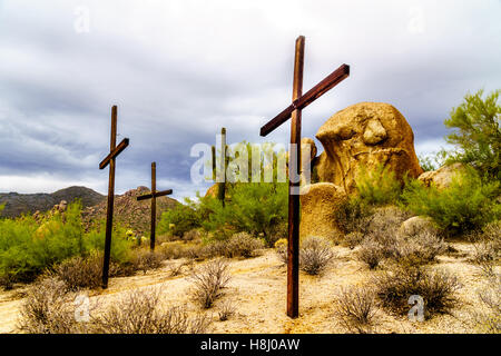 Drei Kreuze auf einem Hügel und in der Nähe von Felsen in der Wüste in der Nähe von unbeschwerten Arizona, USA Stockfoto