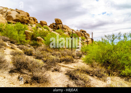 Drei Kreuze auf einem Hügel und in der Nähe von Felsen in der Wüste in der Nähe von unbeschwerten Arizona, USA Stockfoto