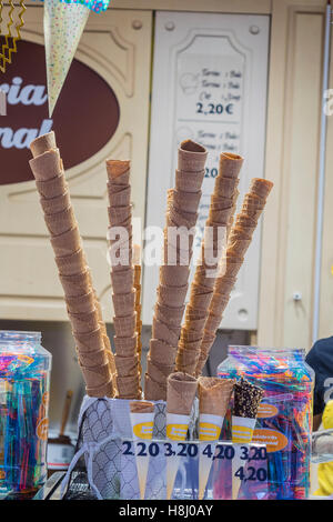 Stapel von Eistüten auf dem Display an einer Eisdiele in Barcelona, Spanien. Stockfoto