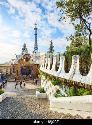 Park Güell in Barcelona. Blick von der Haupttreppe auf Eingang Häuser Stockfoto