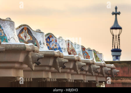 Park Güell in Barcelona. Dorische Säulen mit Kreatur Köpfe unterstützen die zentrale Terrasse mit Sitzmöglichkeit im Serpentin Stockfoto