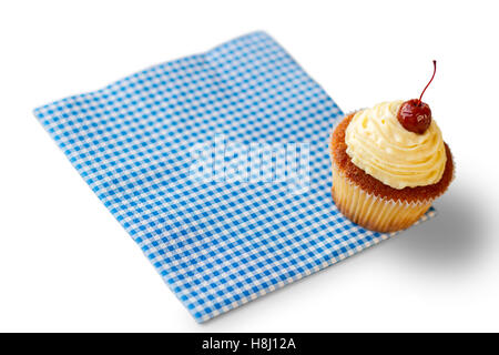 Cupcake auf einer karierten Serviette. Stockfoto