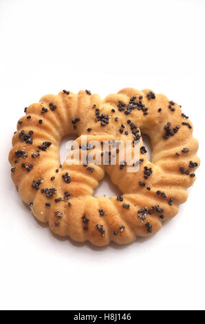 Frisch gekocht herzförmigen Cookie mit Mohn auf weißem Hintergrund Stockfoto