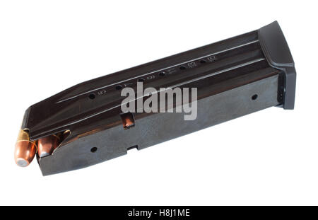 Magazin geladen mit Patronen für eine halb-automatische Pistole isoliert auf weiss Stockfoto