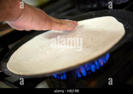 Indisches Restaurant essen Vorbereitung popadom Stockfoto