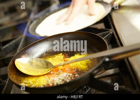 INDISCHES RESTAURANT ESSEN VORBEREITUNG POPADOM Stockfoto