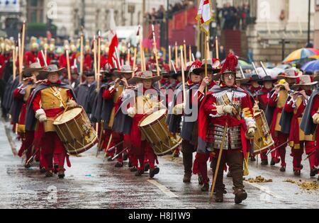 Mitglieder der Gesellschaft der Pikenier und Musketiere März während des Oberbürgermeisters Show in London. Stockfoto