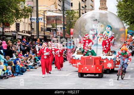 Adelaide, South Australia - 12. November 2016: mehr als 250.000 kam in die Innenstadt, 172 bunten Sets zu sehen. Stockfoto