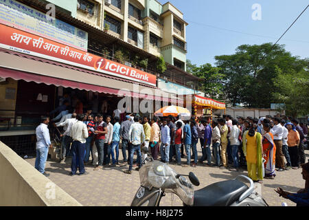 Menschen warten außen Bank abheben und einzahlen alte Demonetizes indischen Währung In Bombay, Maharashtra, Indien Stockfoto