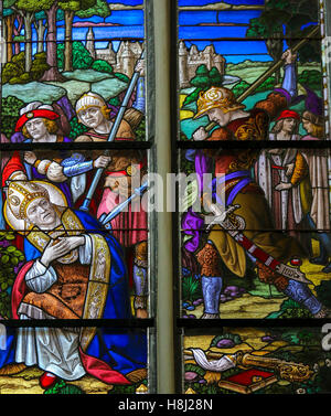 Glasmalerei-Fenster zeigt das Martyrium von Saint Rumbold, Schutzpatron von Mechelen, in der Kathedrale von Saint Rumbold in mir Stockfoto