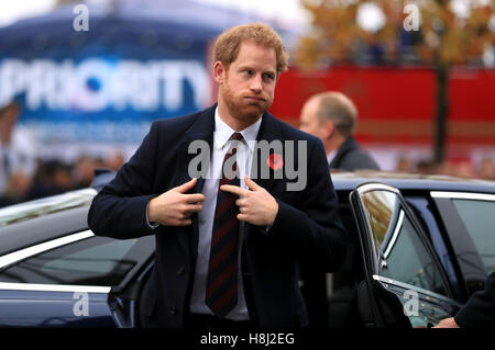 Prinz Harry kommt vor dem Herbst International Spiel im Twickenham Stadium, London. Stockfoto