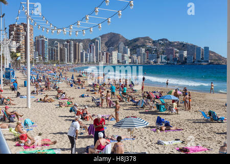 Strand von Benidorm, Alicante, Costa Blanca, Spanien. alle Altersgruppen Senioren Rentner Rentner sonnenbaden Spazieren Wandern Entspannung in der Nähe des Meeres Stockfoto
