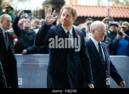 Prinz Harry, Vice-Patron der Rugby Football Union, winkt der Menschenmenge wie er kommt, um den Herbst International England Vs Südafrika Rugby-Spiel im Twickenham Stadium in London zu besuchen. Stockfoto